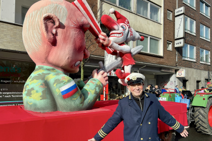 Jonges stehen an Tillys Seite