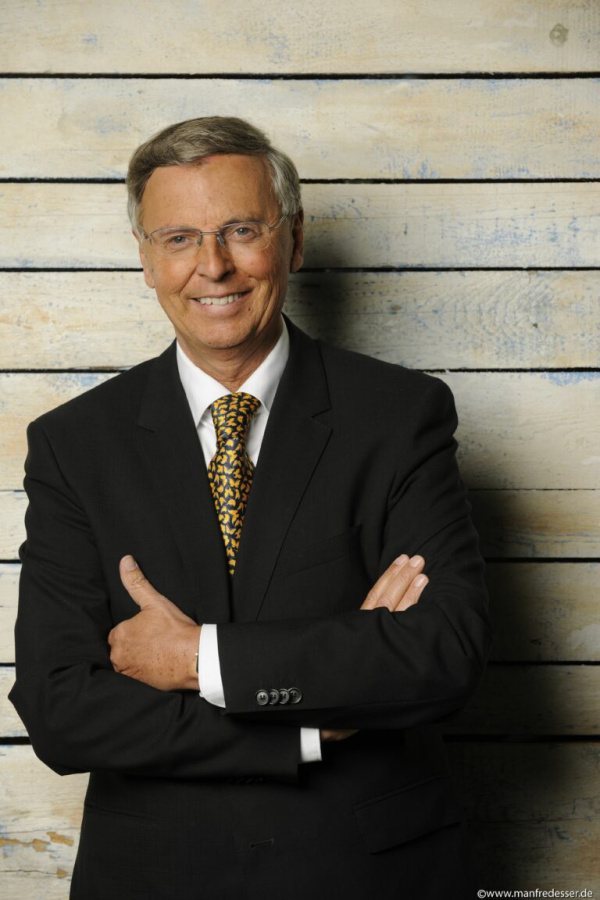 Portrait Bosbach Bretterwand 768x1152